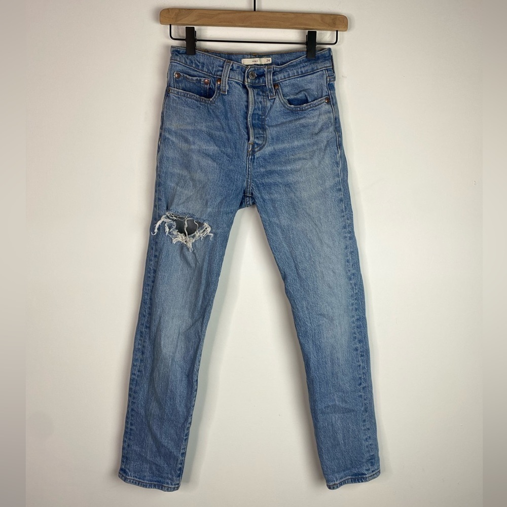 Levi’s wedgie slim straight jeans 24 distressed
